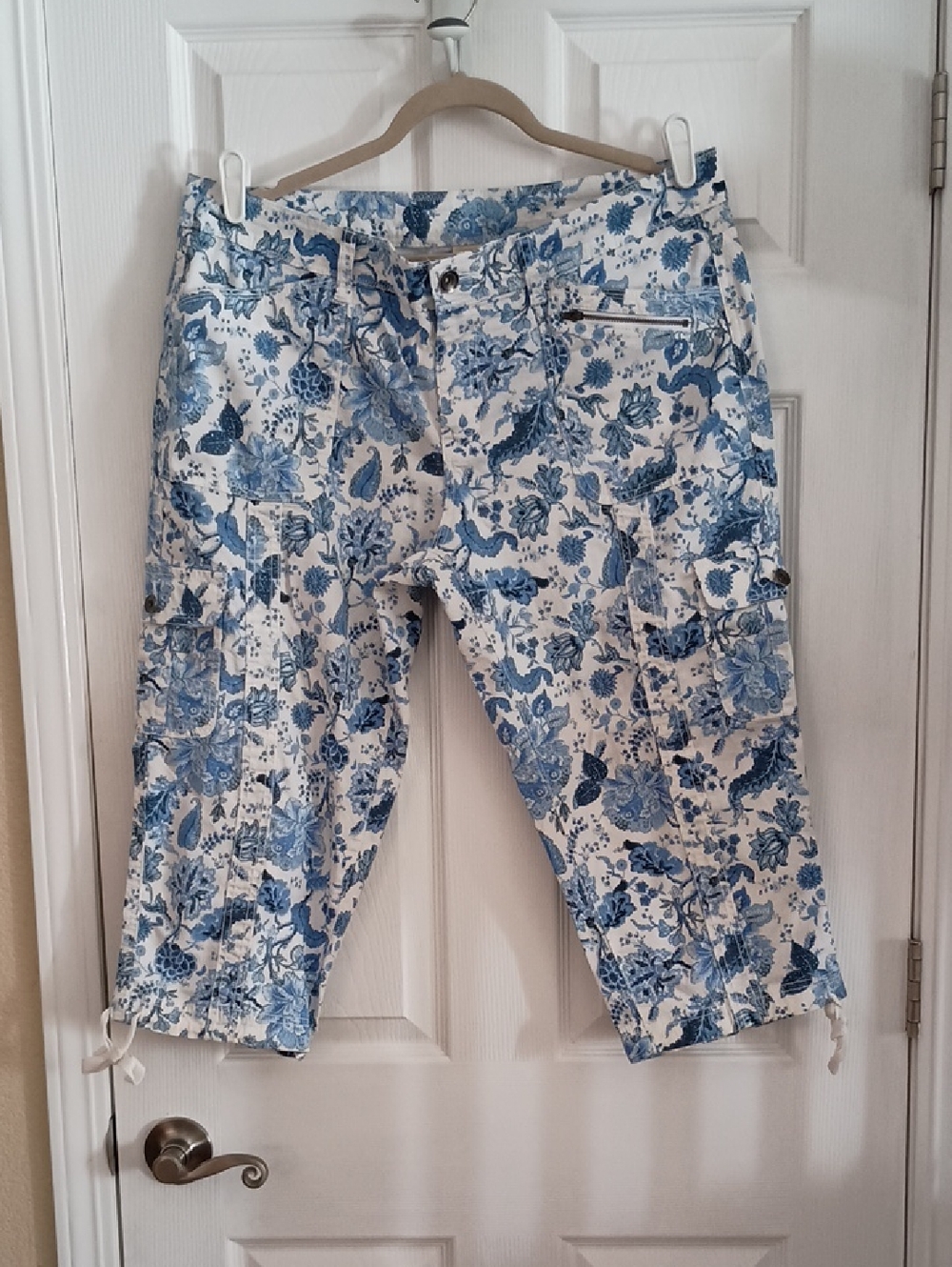 Faded Glory Floral Print Cargo Capris f800